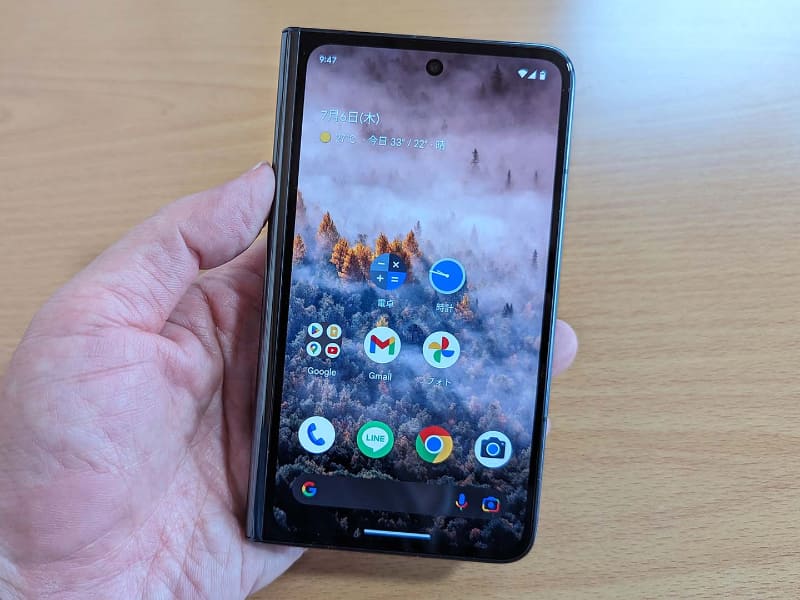 折りたたんだ状態のPixel Fold。一見して普通のスマホですが……