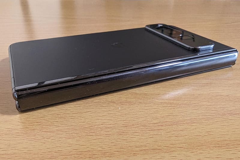 左側面部は折りたたみ用のヒンジ