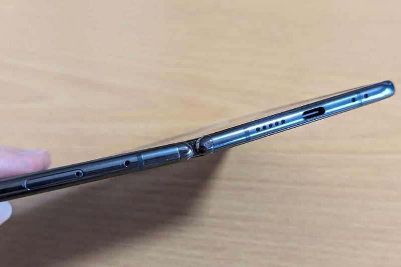 本体を開ききっても、完全にフラットにはなりません。