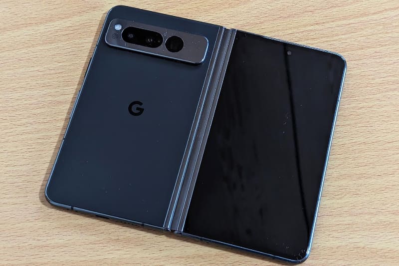 開くとこのような状態に。特殊な自撮り時などを除き、外側ディスプレイはオフになります