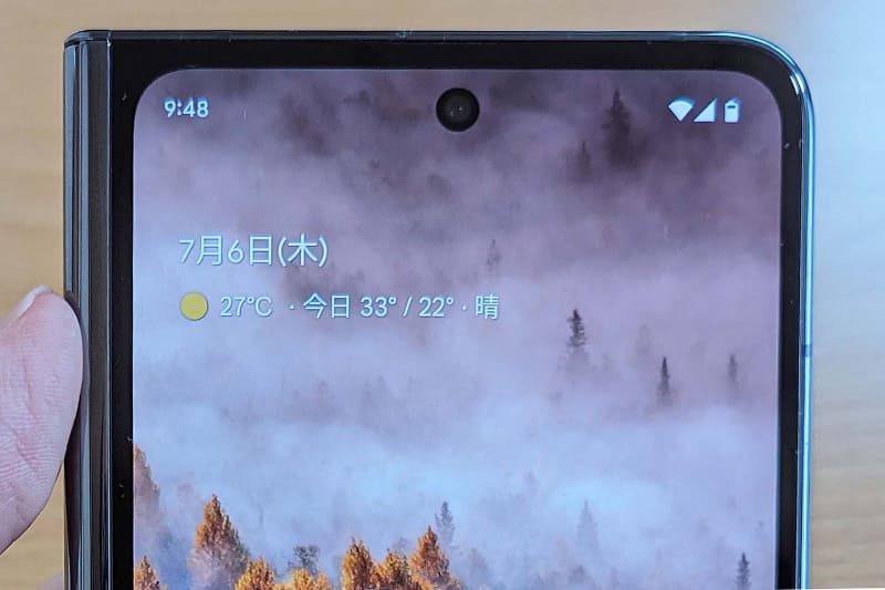 外側ディスプレイ上部のパンチホール型自撮りカメラ