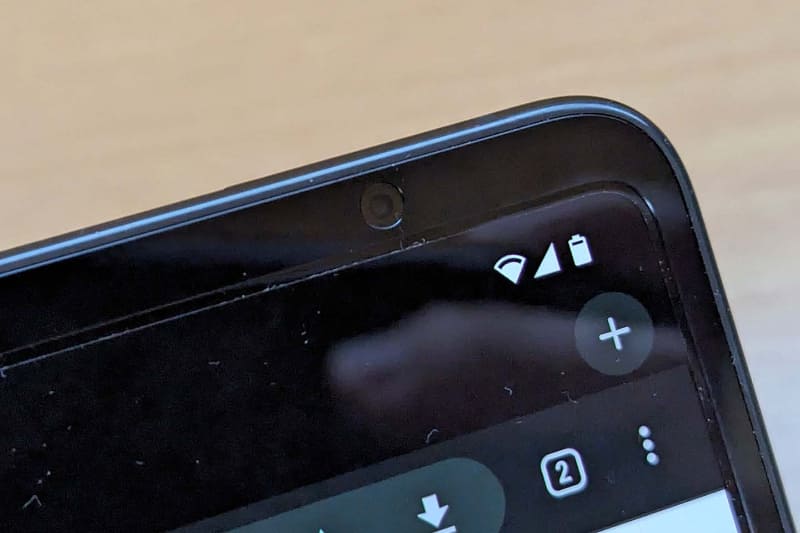 内側ディスプレイの自撮りカメラ位置はここ(額縁部分)。左右に開いたとき、画面右上の位置にあります(上下開閉時は左上にくる格好)