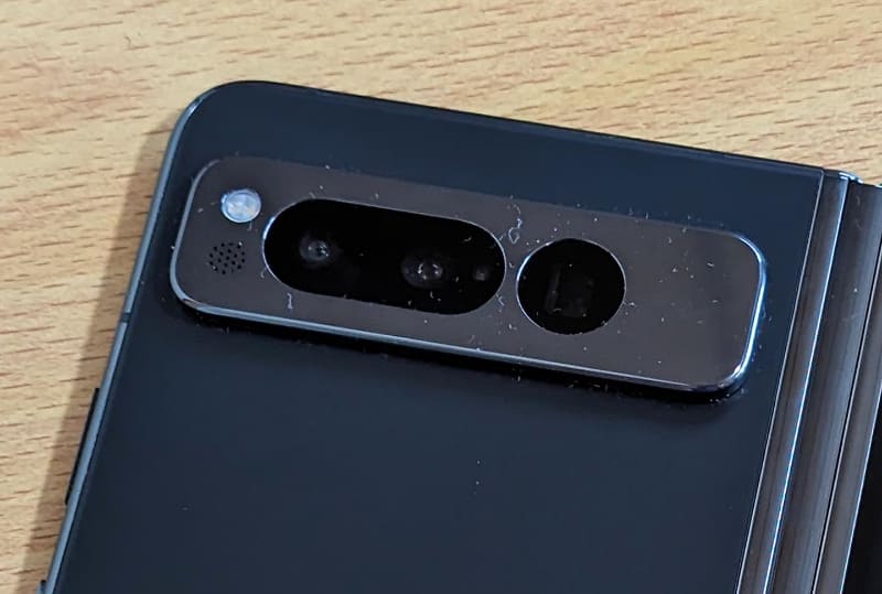 メインの背面カメラは光学5倍ズーム対応