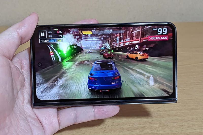 「アスファルト9：Legends」を外側ディスプレイでプレイ