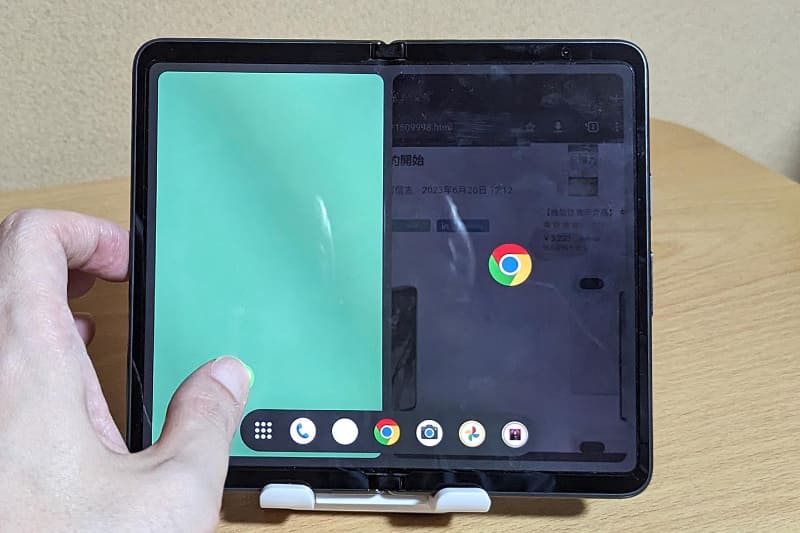 タスクバーからアイコンをドラッグすれば、2つのアプリが並行動作します