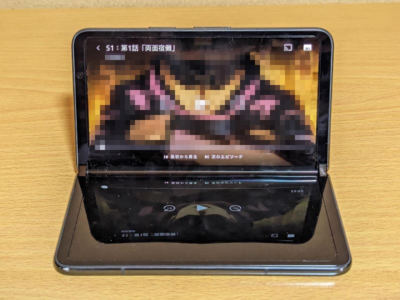 しかしテーブルトップモードになると、動画が上方向にオフセットして見やすくなります