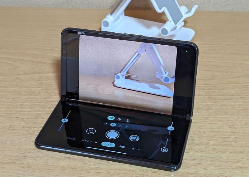 テーブルトップモードでカメラを起動すれば、ユーザーインターフェイスも最適化されます