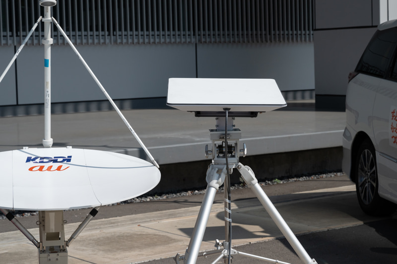 可搬型基地局など復旧機材でバックホール回線として使うスターリンクの衛星通信アンテナ(右)は従来の衛星通信アンテナ(左)と比べて小型・軽量化されるため利用しやすい