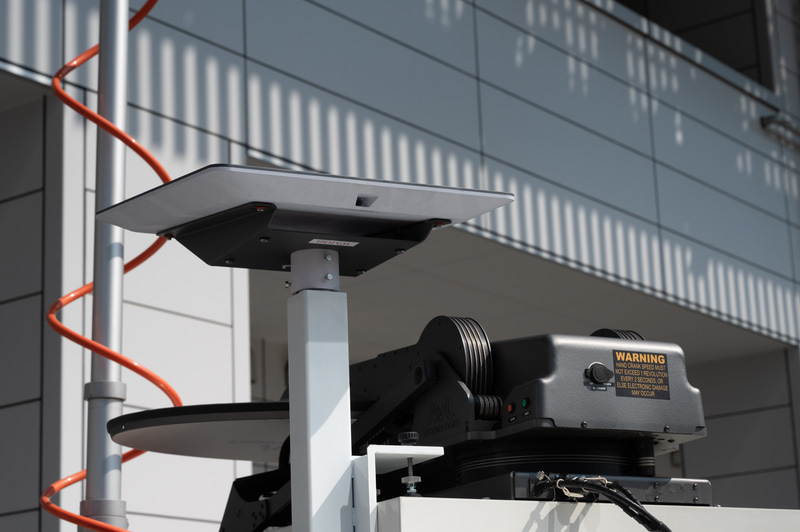 ミニバン車のルーフ、左側にスターリンクのアンテナ