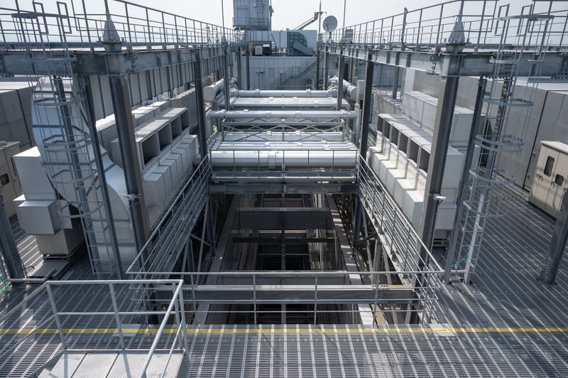 多摩センタービルは中央が吹き抜けになっており、冬季はデータセンターを冷却した後の排気がここから上昇していく構造