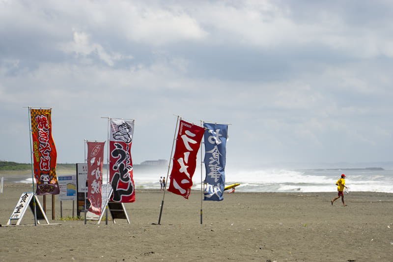 遊泳はライフセーバーや監視員等がいる管理された海水浴場で