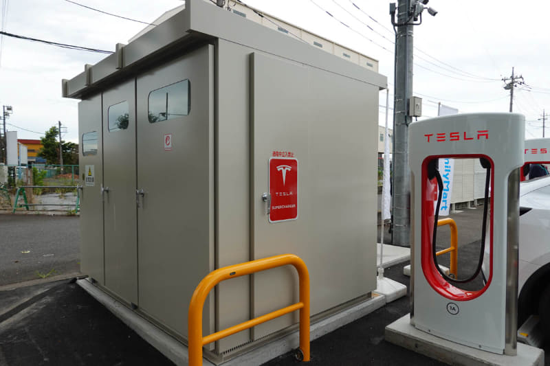 給電設備も店舗の電源とは独立して設置。4台同時に急速充電が可能