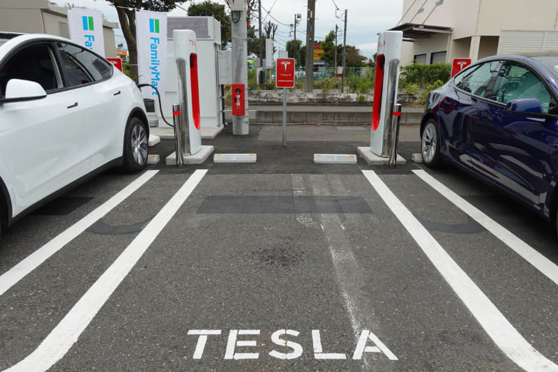 テスラ専用の駐車エリア