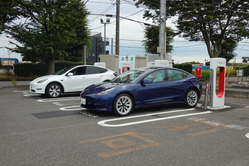テスラ専用の駐車エリア