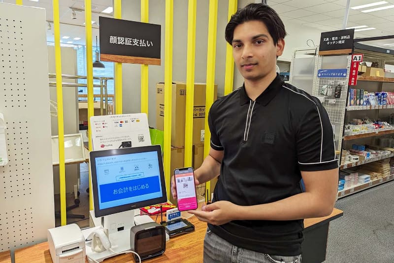 新機能のPayPayのオフライン決済のデモンストレーションを行なう同社Payment Product本部のTanneru Dhruva氏