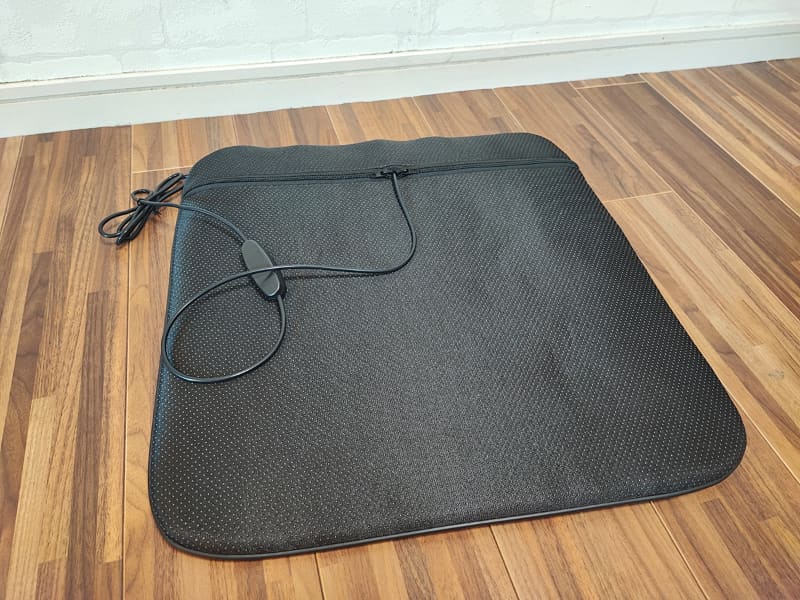 ほぼ正方形で座面に敷くのに適しています。本体の電源はUSB