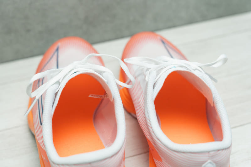 軽量化のためか、靴紐は細く、ベロがかなり薄い