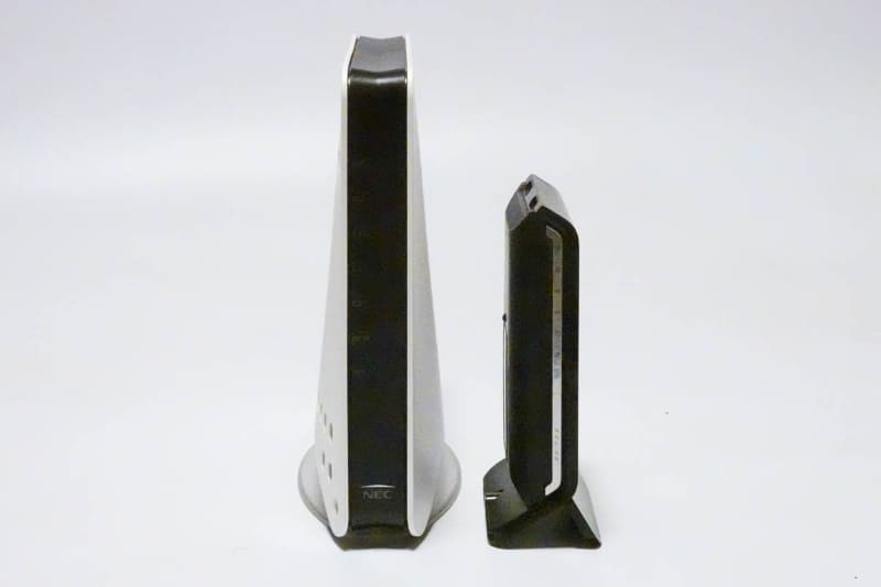 これまで使っていたルーター「AtermWG1800HP」の大きさ比較。AtermWG1800HPは10年前のルーターですが、Aterm WX11000T12はかなり大きいです