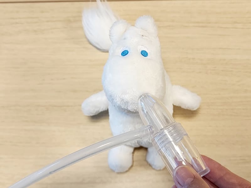 片手でノズルを鼻に当て、もう一方の手はハンドルを引くのに使うので両手がふさがります