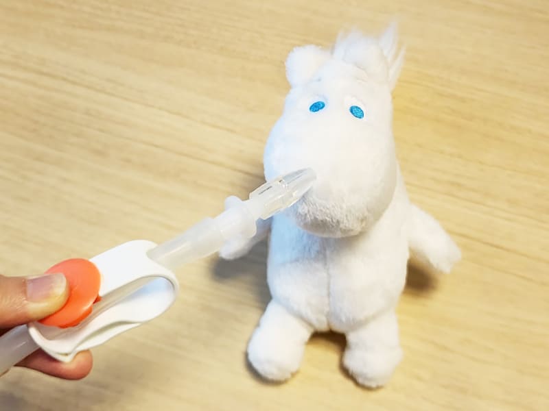 電源を入れたらノズルを鼻に当てて吸引。鼻水が詰まっているときは、クリップを指で押さえて吸引圧をためてから鼻に当て、指を離して吸い取ります