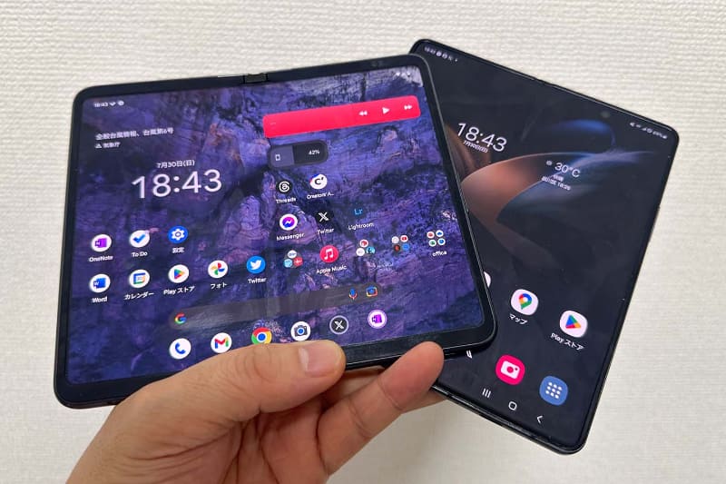 筆者が使っている二つ折り、「Pixel Fold」(手前)と「Galaxy Z Fold4」(奥)