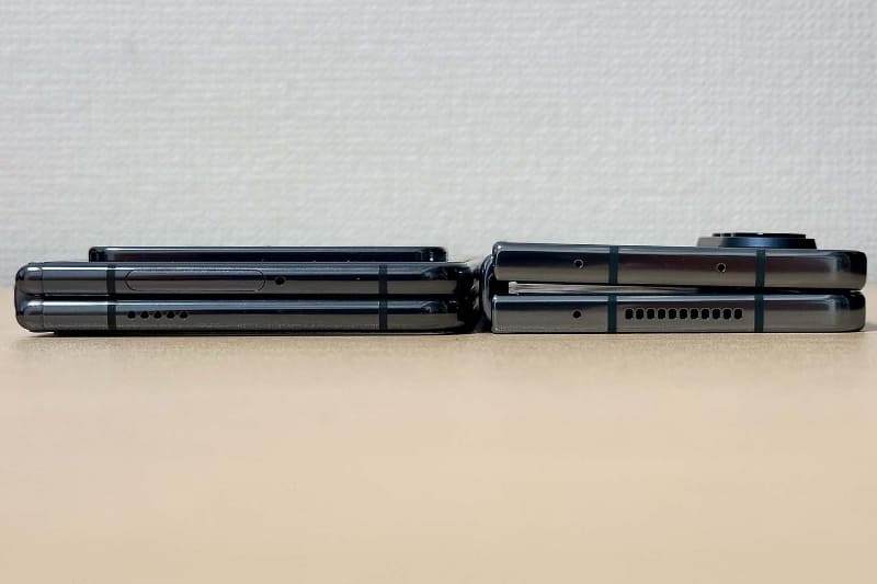 左がPixel Fold、右がGalaxy Z Fold4。Fold4は少し折りたたんだところに隙間がある