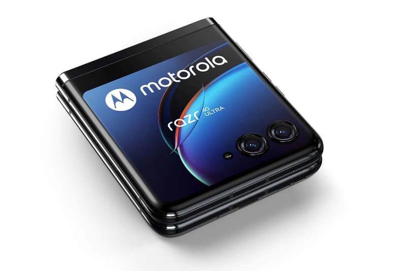 motorola razr 40 ultra。「いかにもrazr」というデザインではなくなったが、外側の画面が3.6インチに大きくなって実用性が増している