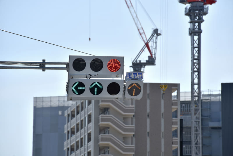 路面電車が走る都市ではお馴染みの、黄色い矢印が表示される信号機