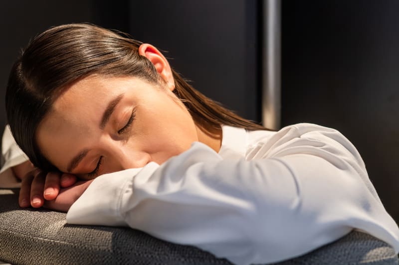 ジラフナップで立ったまま寝ると、睡眠段階2の状態が継続する