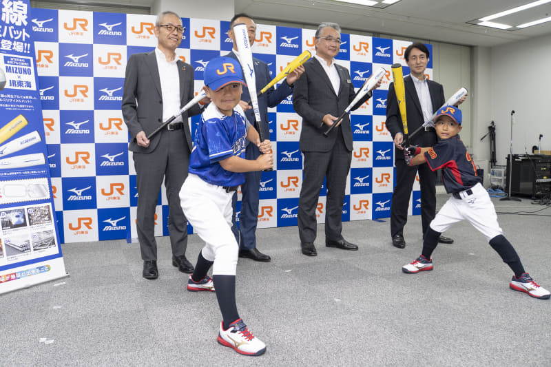 奥左から、ミズノ グローバルイクイップメントプロダクト部 部長 寺下正記氏、ミズノ 執行役員 中田匠氏、JR東海 代表取締役副社長 中村明彦氏、ジェイアール東海商事 代表取締役社長 稲葉秀夫氏