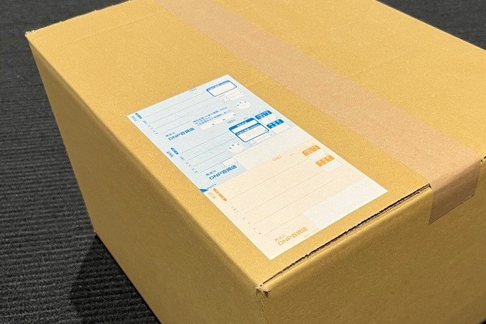 段ボールに貼ったラベル伝票のイメージ