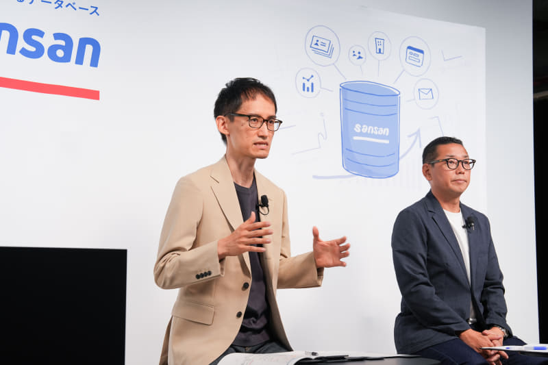 Sansan 取締役 執行役員 COO 富岡圭氏(左)、同執行役員 Sansan事業部 事業部長 小川泰正氏(右)