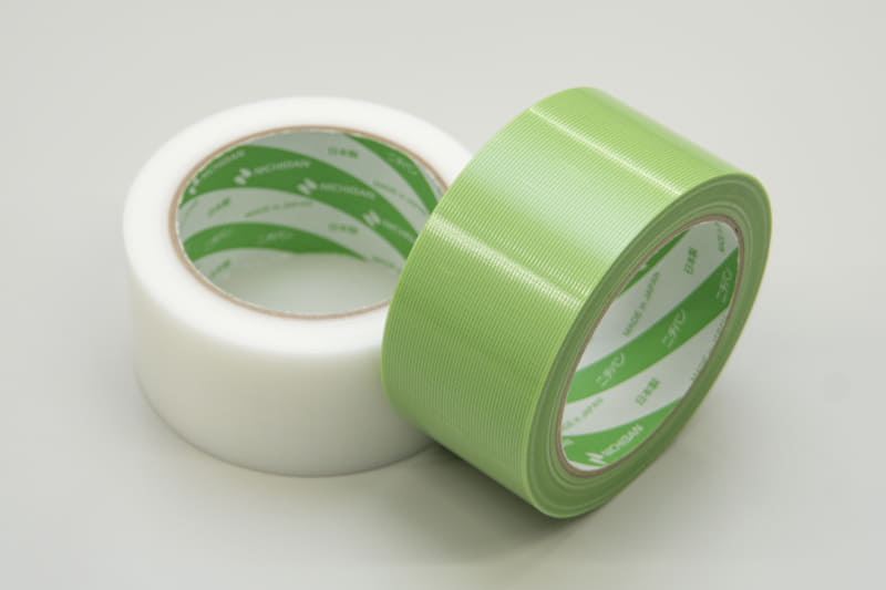 ニチバン フィルムクロステープ(養生用)1840-50(半透明)、184-50(緑)、共に幅50mm、長さ25m(参考価格：各450円)。