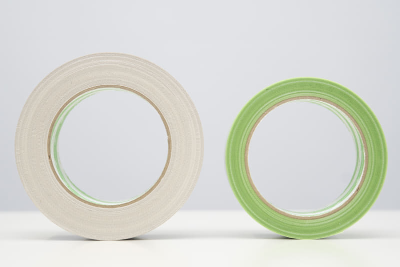 布テープ(左)と比べると、フィルムクロステープ(右)は同じ長さでもこの薄さ。それだけに使い勝手もいい