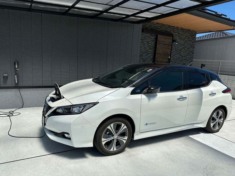 新居生活向けに購入したリーフ。9〜15時に充電するようタイマー設定している