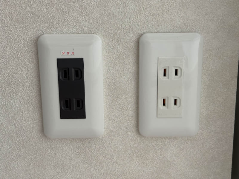 蓄電池がなくても1カ所だけある非常電源により、停電時も太陽光発電の電力を使える。けど、もちろん昼間限定だ