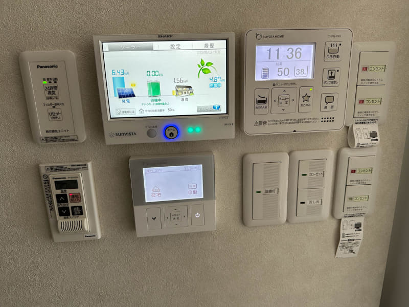 キッチン裏のコントローラー群。太陽光発電のコントローラーは追加料金を出してデカくて新しいのにしてもらった。良いぞコレ