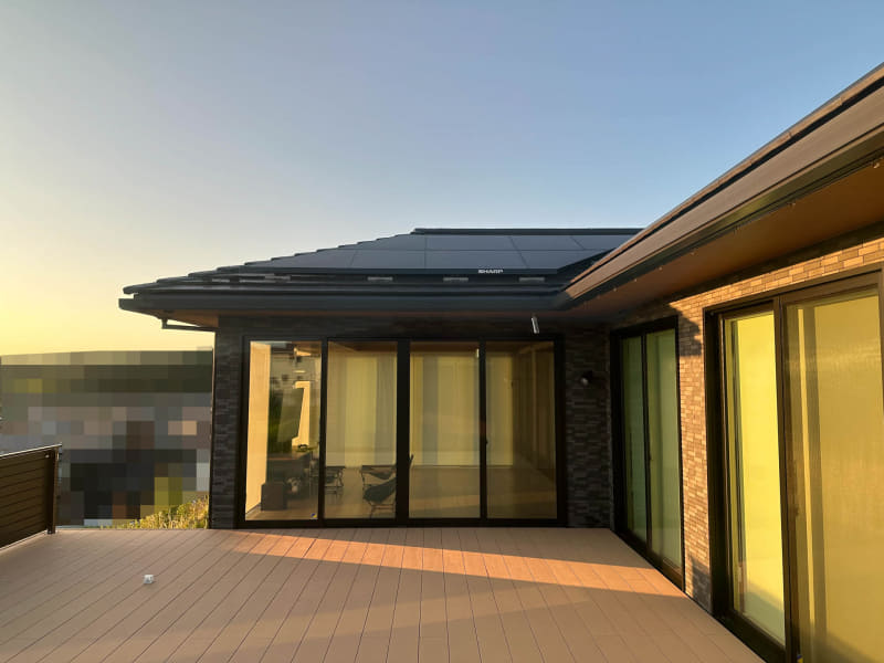 太陽光発電パネルは南向きが基本だが、夏は真西より北に太陽が沈むので、日没直前、南向きのパネルには日が当たらない