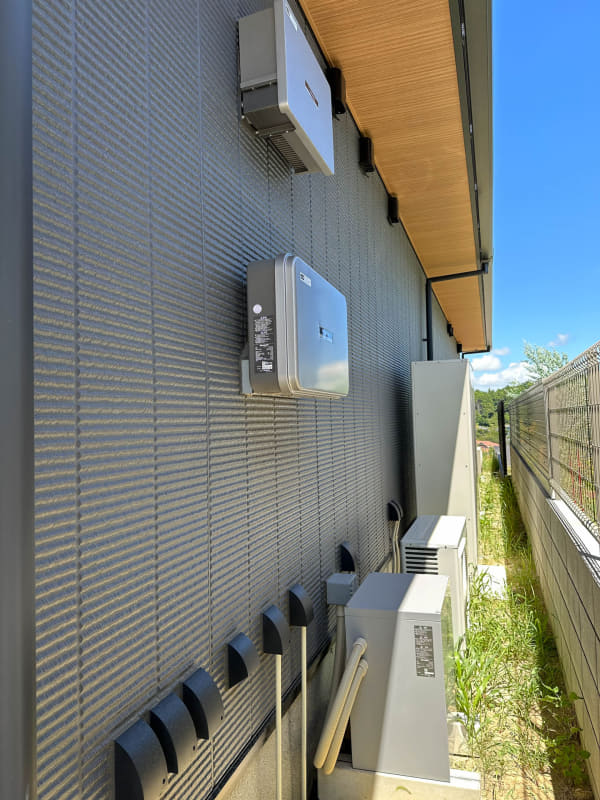 家の脇に蓄電池やらパワコンやら室外機やらが置かれている。いろいろキケンなので監視カメラが動いていて、これまで近所の猫2匹、近所のオジサン1人の無断通行を確認している(オジサンは止めた)