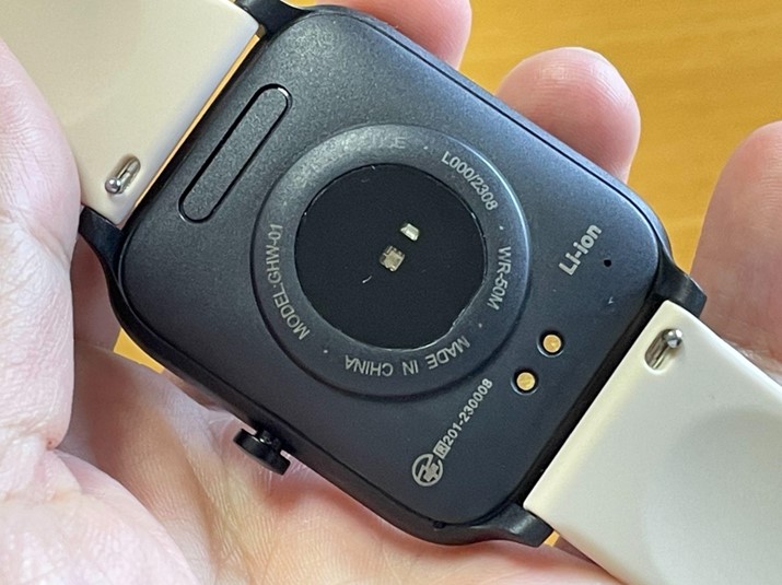 裏面のセンサー類と充電端子。技適マークも印字されている。バンド幅は22mmで、一般的なバネ棒タイプ