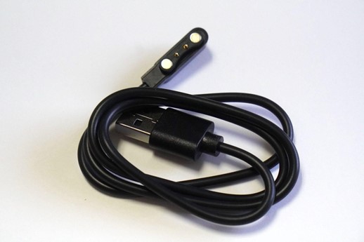 充電端子は独自規格なので、紛失は避けたいところ。バッテリーは1週間は持つので自宅に置いておきますか