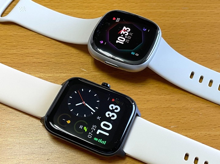 Fitbit Sense2(奥)との比較。画面サイズは1.69インチと広め