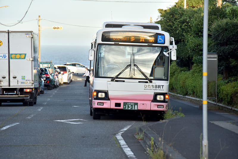 朝夕のみ運行されている工場地帯ルートを走るBRT