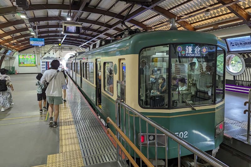 インバウンドを含む観光客利用を見据え、オープンループを導入した江ノ島電鉄(江ノ電)。藤沢駅にて