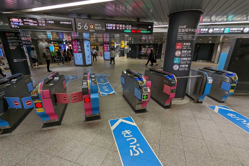 オープンループ対応の改札は複数あるレーンのうち幅広で切符挿入口がある改札機のみ