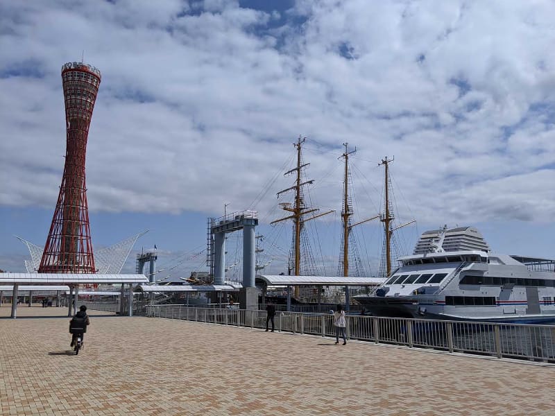 神戸港の中突堤からポートタワーを臨む