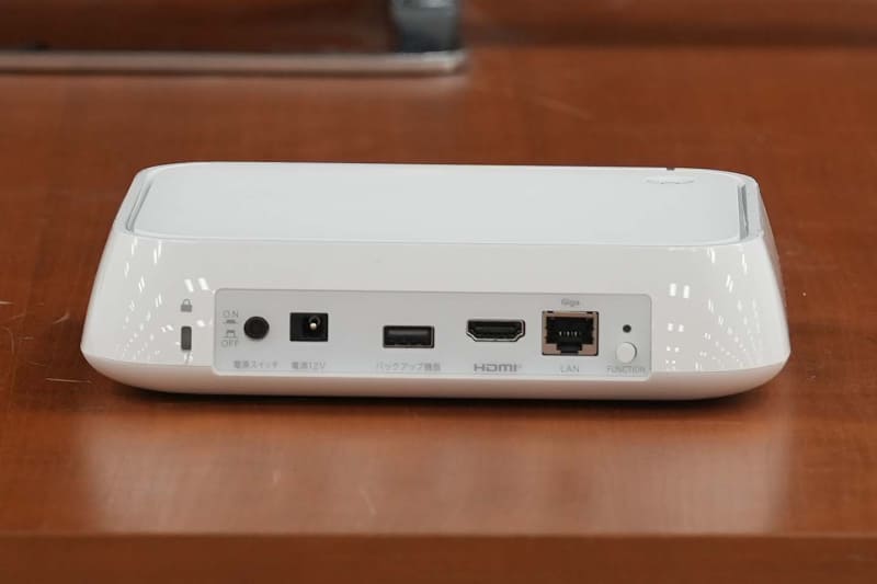 背面にはLAN端子やバックアップ機器用のUSB、テレビと接続するHDMI出力端子などを備えています