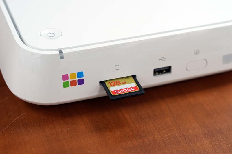 SDカードを差し込んでボタンを押すだけで画像を自動取り込み