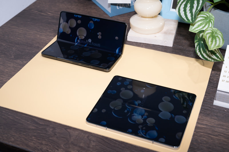 中央の鈍い銀色のパーツがベイパーチャンバー