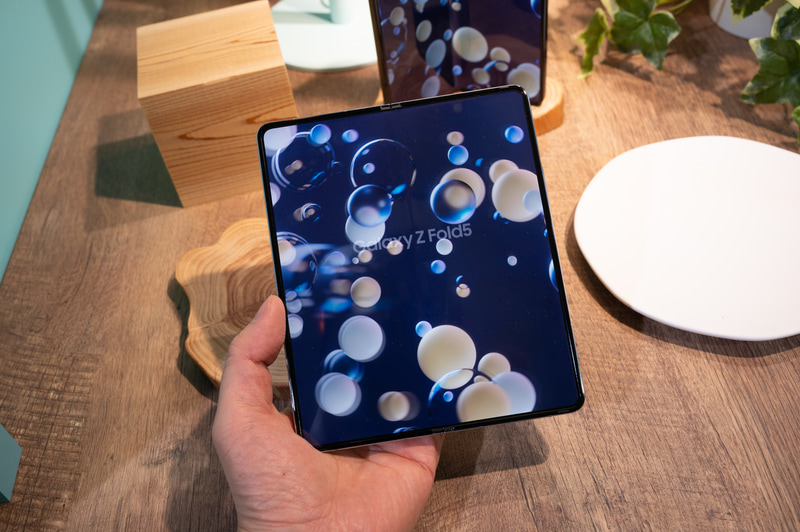 中央の鈍い銀色のパーツがベイパーチャンバー